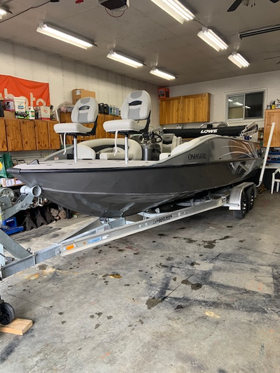Great deal on this 2018 Lowe SD224 deck boat with a 150 Mercury 4 stroke engine lots of storage galv...