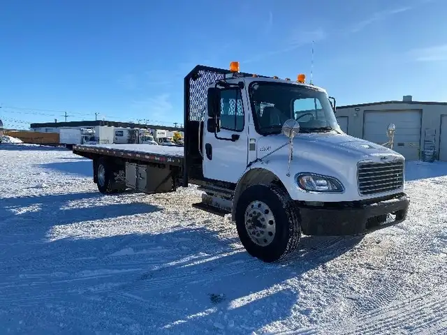 2019 Freightliner M2 FLATBED in Heavy Trucks in Saskatoon - Image 2