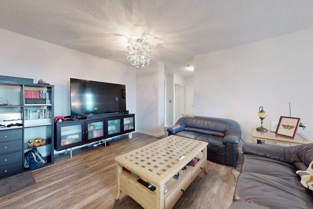 Bright and Spacious 2 + 1 Condo in Thornhill-Markham in Long Term Rentals in Markham / York Region - Image 4