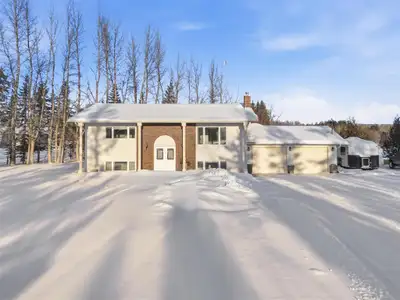 R03//Brokenhead Rm/Showings Start Jan 22nd. OTP Jan 29th. This is rural living done right! Situated...