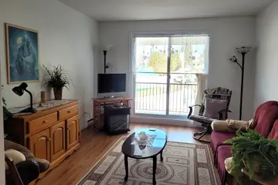 Découvrez notre 4 1/2 à louer à Jonquière, un espace de vie dynamique et animé. Idéalement situé à p...