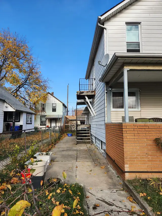 UPSTAIRS HOME FOR RENT