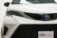 Your family will arrive in style in this Carfax 1 owner, 7 passenger 2024 Toyota Sienna Hybrid with... (image 2)