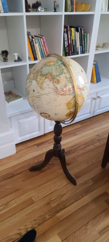 16" globe with stand. in Home Décor & Accents in London