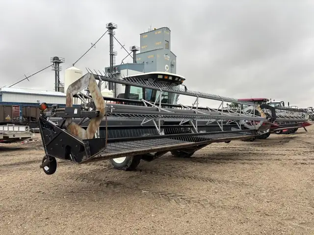 2005 Hesston 9240 in Farming Equipment in Swift Current - Image 5
