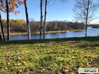 Découvrez une opportunité rare de posséder un terrain de choix au bord du fleuve dans la belle ville...
