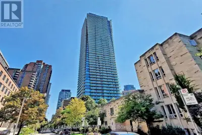 Ucondo 1+1 Bedroom, Den Can be 2nd Bedroom, Quite Street Right In The Heart Of The City, Prime Locat...