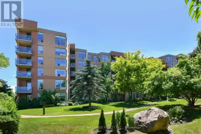 This cozy, well kept 2 bedroom, 2 bathroom unit is located in one of the premier condo apartment bui...