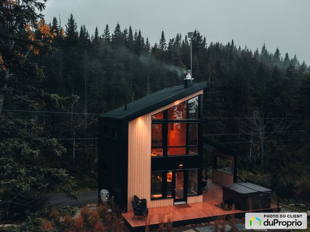$864,999 - Price Taxes Not Included - Cottage in Lac-Beauport — photo 1