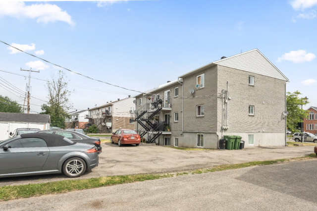 Investment property Triplex, Pierrefonds dans Maisons à vendre  à Ville de Montréal - Image 2