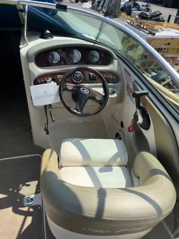 2006 Sea Ray 240 Sundeck in Powerboats & Motorboats in Trenton - Image 6