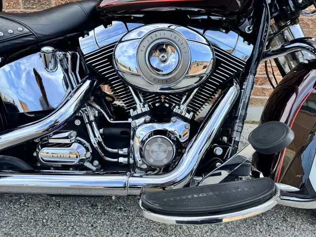 2011 Harley-Davidson Heritage Softail Classic **CANADIAN BIKE**  in Street, Cruisers & Choppers in Markham / York Region - Image 16