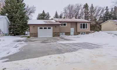 R39//Treherne/Welcome to this beautifully updated 3-bedroom bi-level nestled in the town of Treherne...