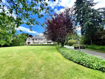 Beautiful 5 bed 4 bath single house for rent in South Surrey's desirable Country Woods. Set on a pri...