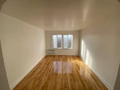 *3750 Avenue Linton* $1800 Ce grand 5 1/2 complètement repeint au coeur de NDG est disponible dès le...