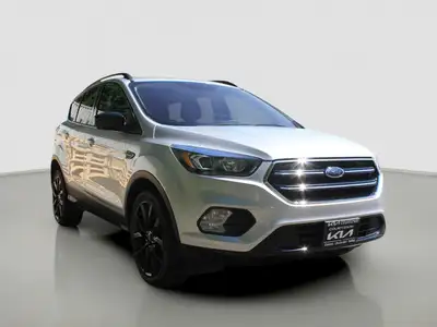 This 2017 Ford Escape 4WD 4dr SE is a smart compact SUV for life in Courtenay. CARFAX Canada reports...