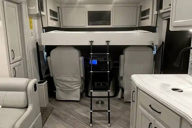2024 Holiday Rambler Vacationer 35K - Gas Class A Motorhome. in RVs & Motorhomes in Red Deer - Image 20