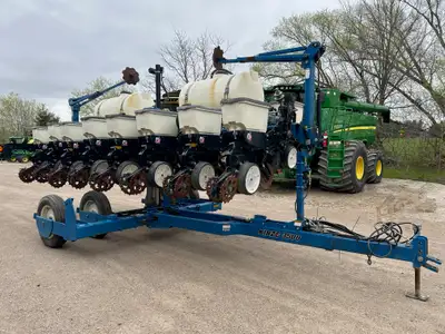 2012 Kinze 3500 , 8-16 row, no till,liquid fertilizer, clean planter, kpm3, corn and bean meters, $6...