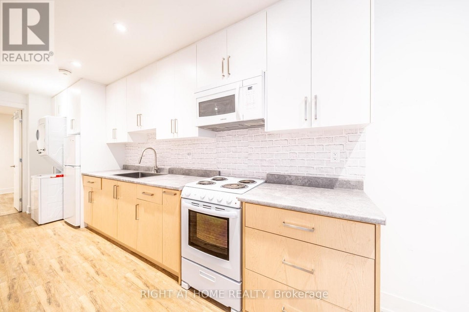 LOWER - 49 B EAST DRIVE Toronto (Rockcliffe-Smythe), Ontario 5