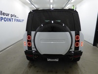 Découvrez votre prochain partenaire d'aventure : le superbe Land Rover Defender Blanc 2023. Plus qu'... (image 3)