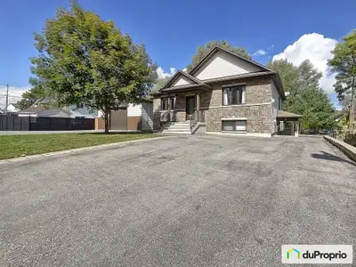 Magnifique plain-pied unifamilial (duplex) ou bi-géneration possible avec immense garage de 24 x 40...