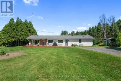 Affordable & Adorable Bungalow on Nearly an Acre! Looking for that perfect mix of country charm and...