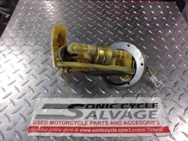 2004 suzuki c-50t boulevard fuel pump in Other in London - Image 5