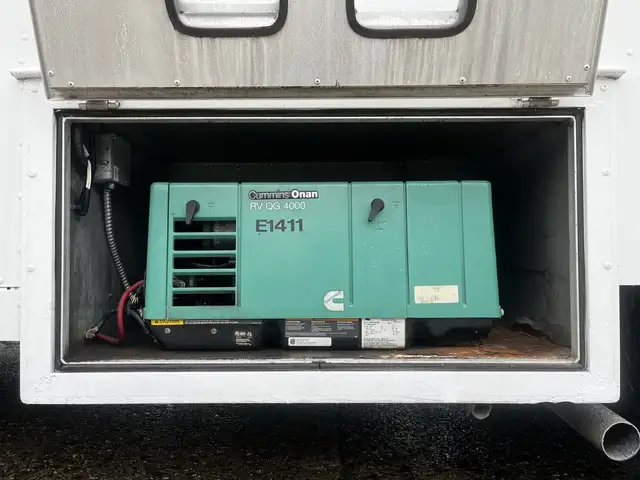 2005 Morgan Olson Workhorse 14 Foot Step Van with Shelving in Heavy Trucks in City of Montréal - Image 13