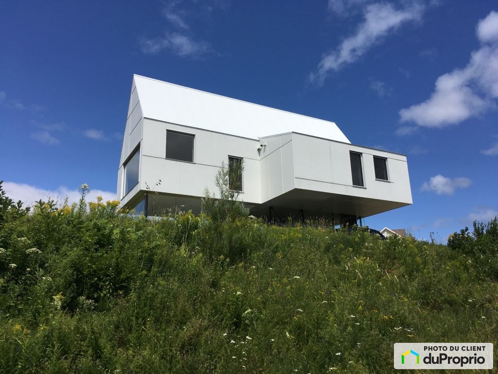 $499,700 - Cottage for sale in St-Ferreol-les-Neiges — photo 1