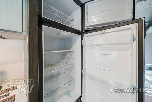 2027 Winnebago Sunflyer 22RS in Travel Trailers & Campers in Kelowna - Image 12