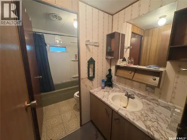8 Hunter BAY Fishing Lake, Saskatchewan in Houses for Sale in Saskatoon - Image 13