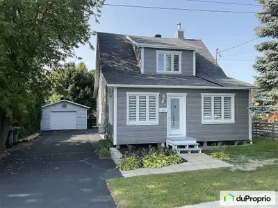 Joli cottage fraîchement rénové, situé à proximité de tous les services, une grande cour asphaltée,...