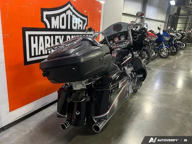 2006 Harley-Davidson FLHTCUSE CVO ULTRA CLASSIC in Sport Touring in Calgary - Image 6