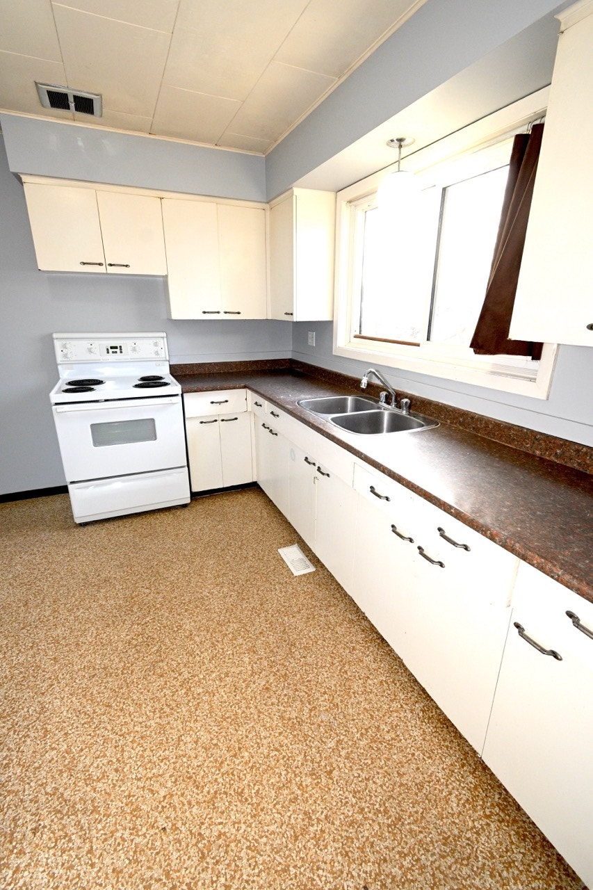 3-Bedroom 1.5-Bathroom l 596 Central Street East l Townhouse 1