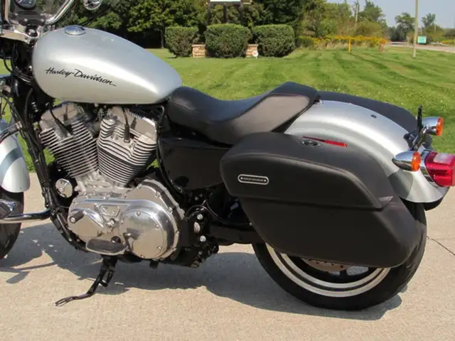 2014 Harley-Davidson XL883L Sportster SuperLow 1 Owner, ONLY 14, in Sport Touring in Leamington - Image 24