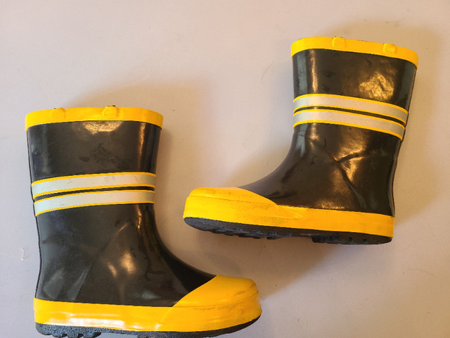 Guess Girl rain boots Size 12 in Clothing - 4T in Calgary - Image 4