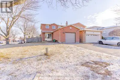 Corner unit detached , spacious house In a family friendly Neighbourhood In Central West Ajax Of Wes...