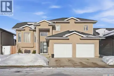 Beautifully Upgraded Modified Bilevel Family Home – Move-In Ready! Welcome to this fully developed 1...