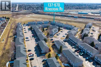 Welcome to this fully finished townhouse located in the desirable Arbor Creek neighborhood. This tow...