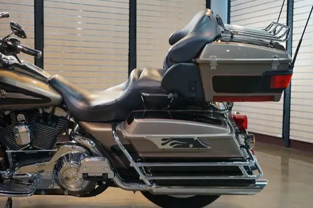 2005 Harley-Davidson Touring ULTRA CLASSIC ELECTRA GLIDE in Sport Touring in Lethbridge - Image 11
