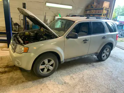 2009 FORD ESCAPE XLT FOR PARTS 2.5 4 cyl fwd fully loaded TRANY IS SHOT EVERYTHING ELSE IS AVAILABLE...