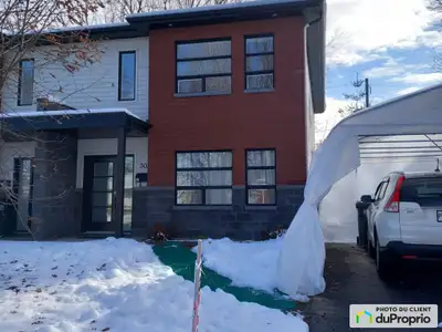 Spacieuse maison de ville de coin sans sous-sol, secteur recherché, près de tous les services, cour...