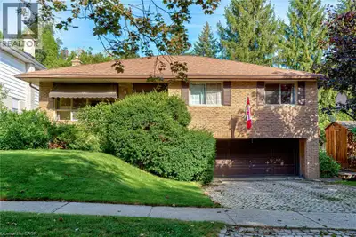Bring your vision and discover the possibilities! Located in a great neighbourhood, this raised bung...