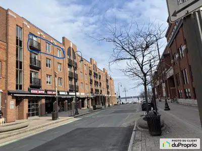 Ce grand 3 1/2 lumineux, situé au 3e étage de l'immeuble, offre une vue sur la rue des Forges, sur l...