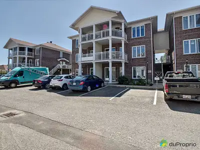 Lévis, superbe condo 4 1/2, 2e étage, à proximité de tous les services, grand balcon ensoleillé. Un...