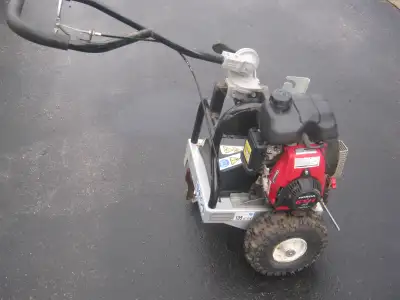 2017- 600MH small vibratory wire plow with Honda GX50 gas engine, self propelled, 38 kg, plows to 4"