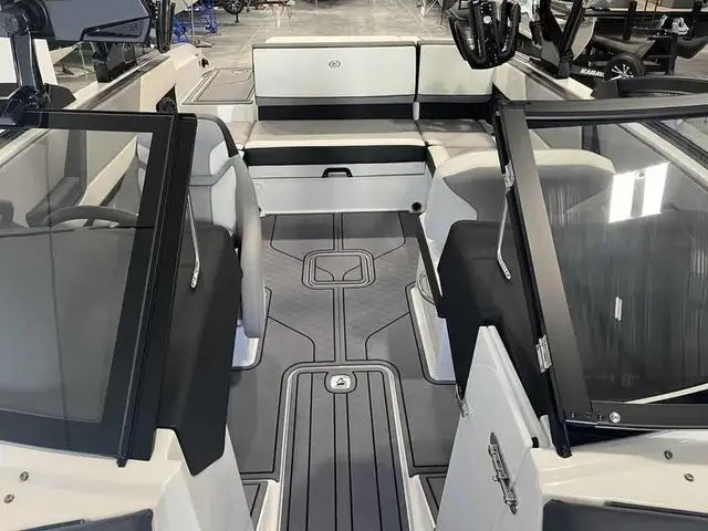 2025 Cobalt Boats CS23 Surf in Powerboats & Motorboats in Saskatoon - Image 12