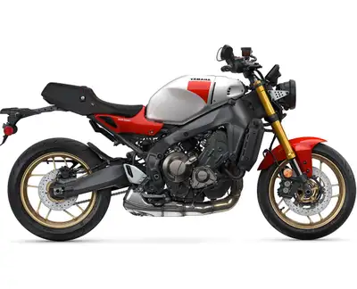2026 YAMAHA XSR900 YAMAHA XSR900 2026 Basée sur la populaire MT-09 l’XSR900 offre le parfait mélange...