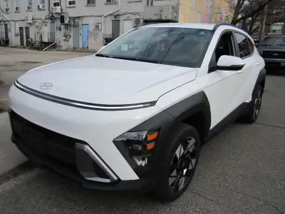 AUTOMATIC. FINISHED IN WHITE WITH BLACK INTERIOR. ALLOY WHEELS, A/C, PUSH BUTTON START, APPLE/ANDROI...