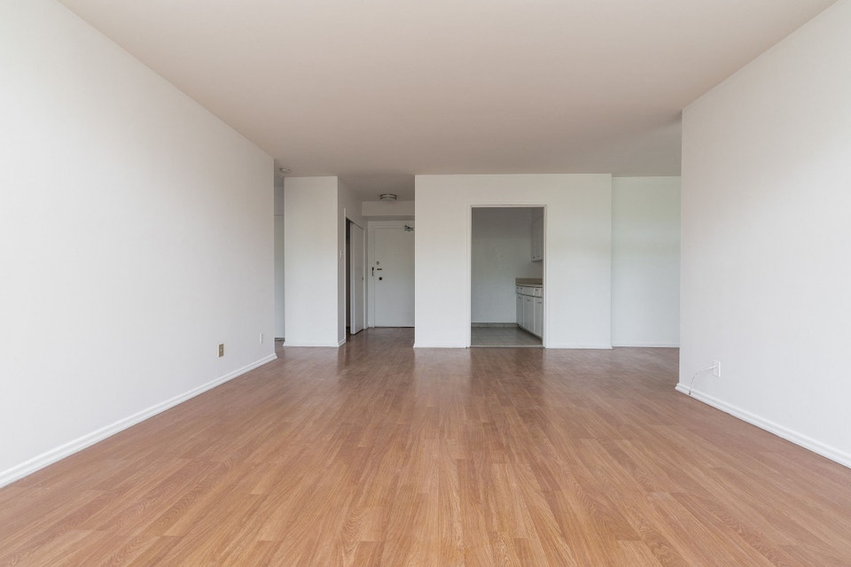 renovated one bedroom, Oriole and Oxton - ID 481 3